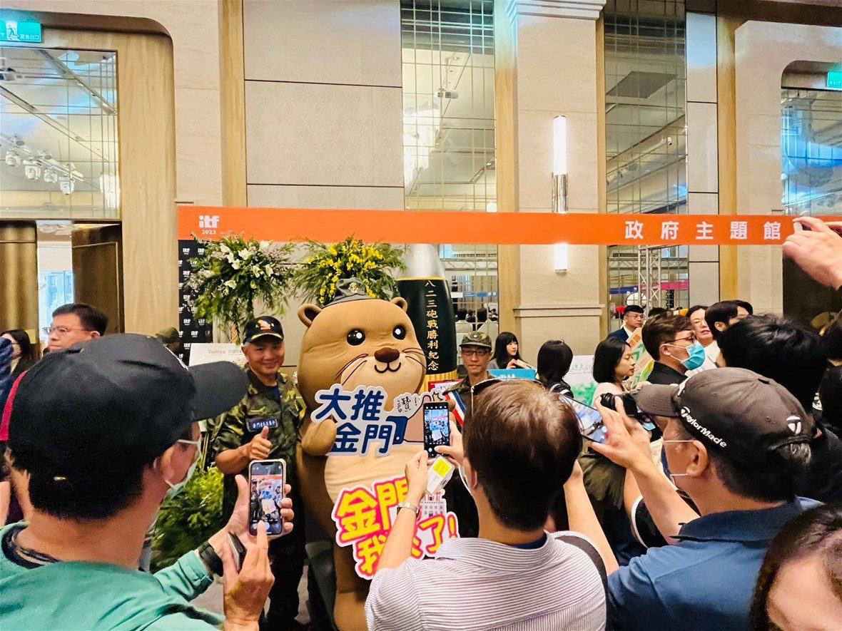 金門縣府至「ITF台北國際旅展」展前記者會。草綠服老兵推著金門觀光小天使「阿特」開著迷你坦克繞場吸睛