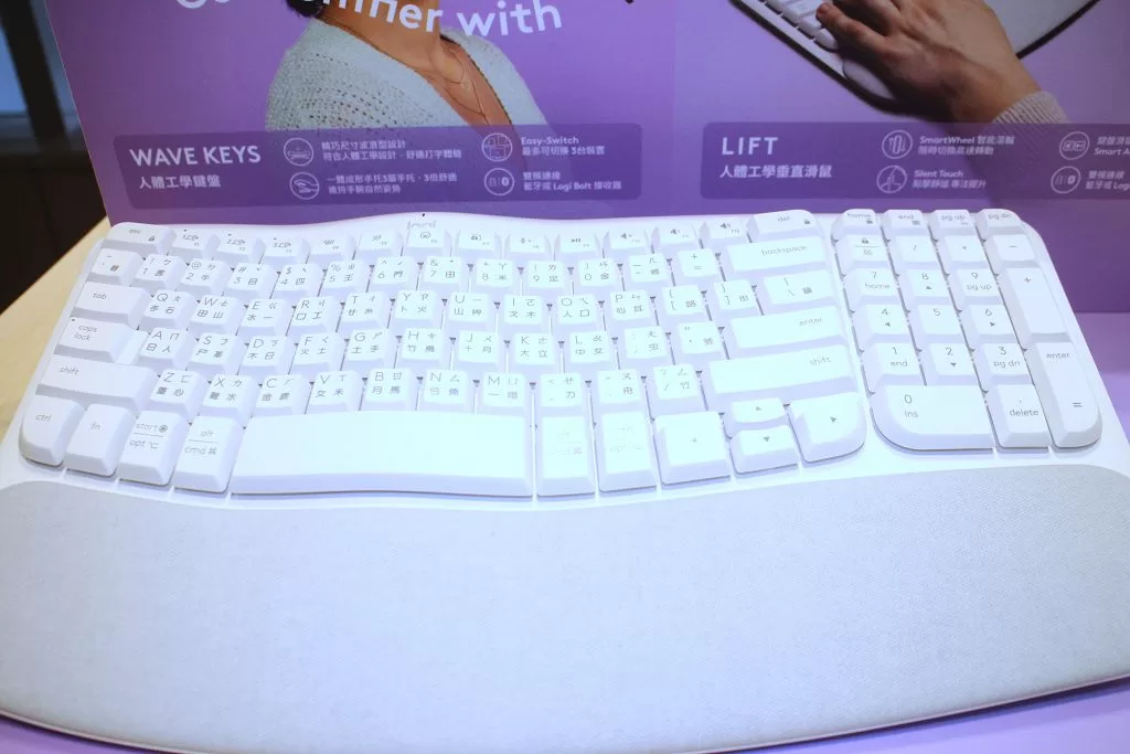 精巧尺寸、波浪外型著重舒適性　羅技發表全新 Wave Keys 人體工學鍵盤