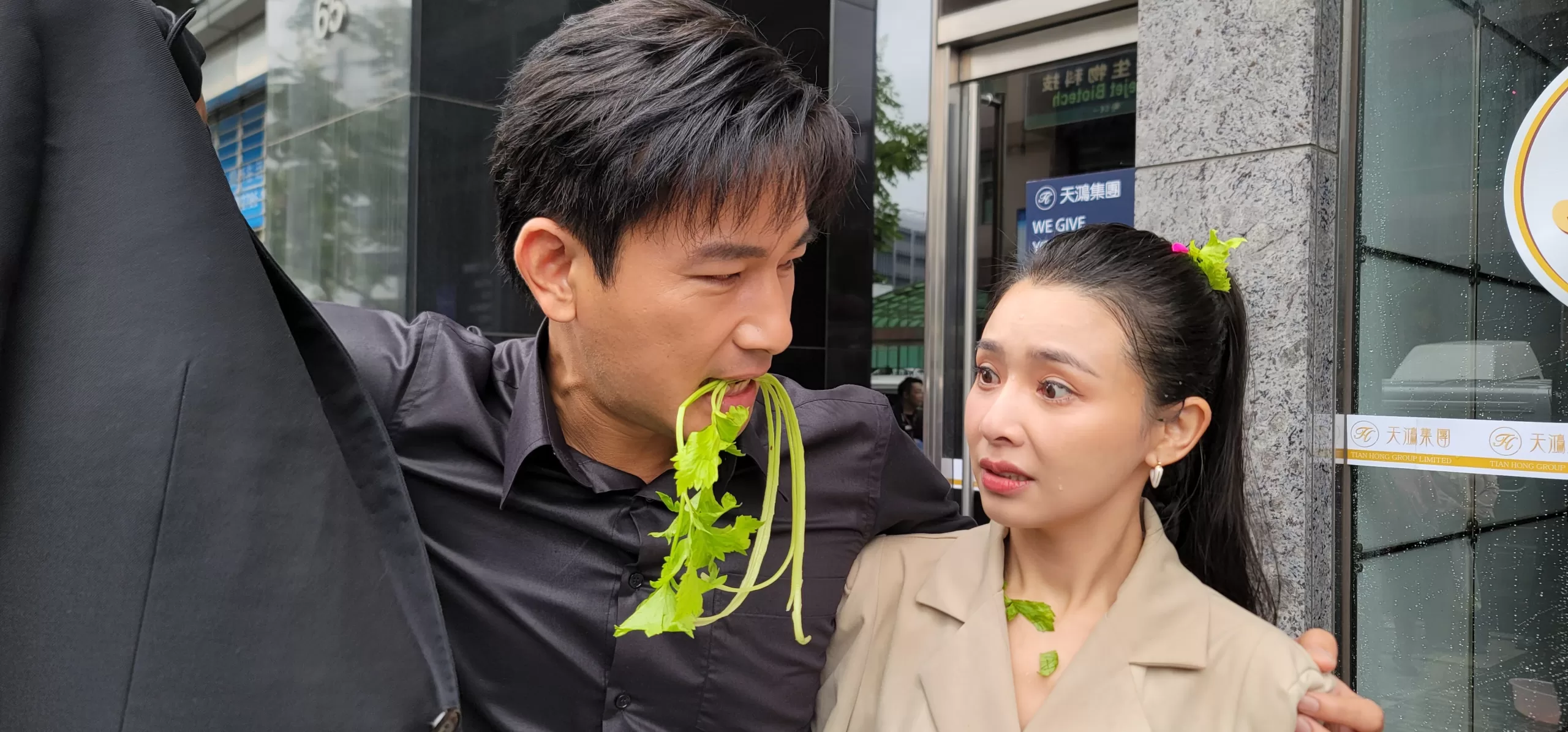 群眾抗議遭水球砸臉　吳婉君臉腫起紅疹