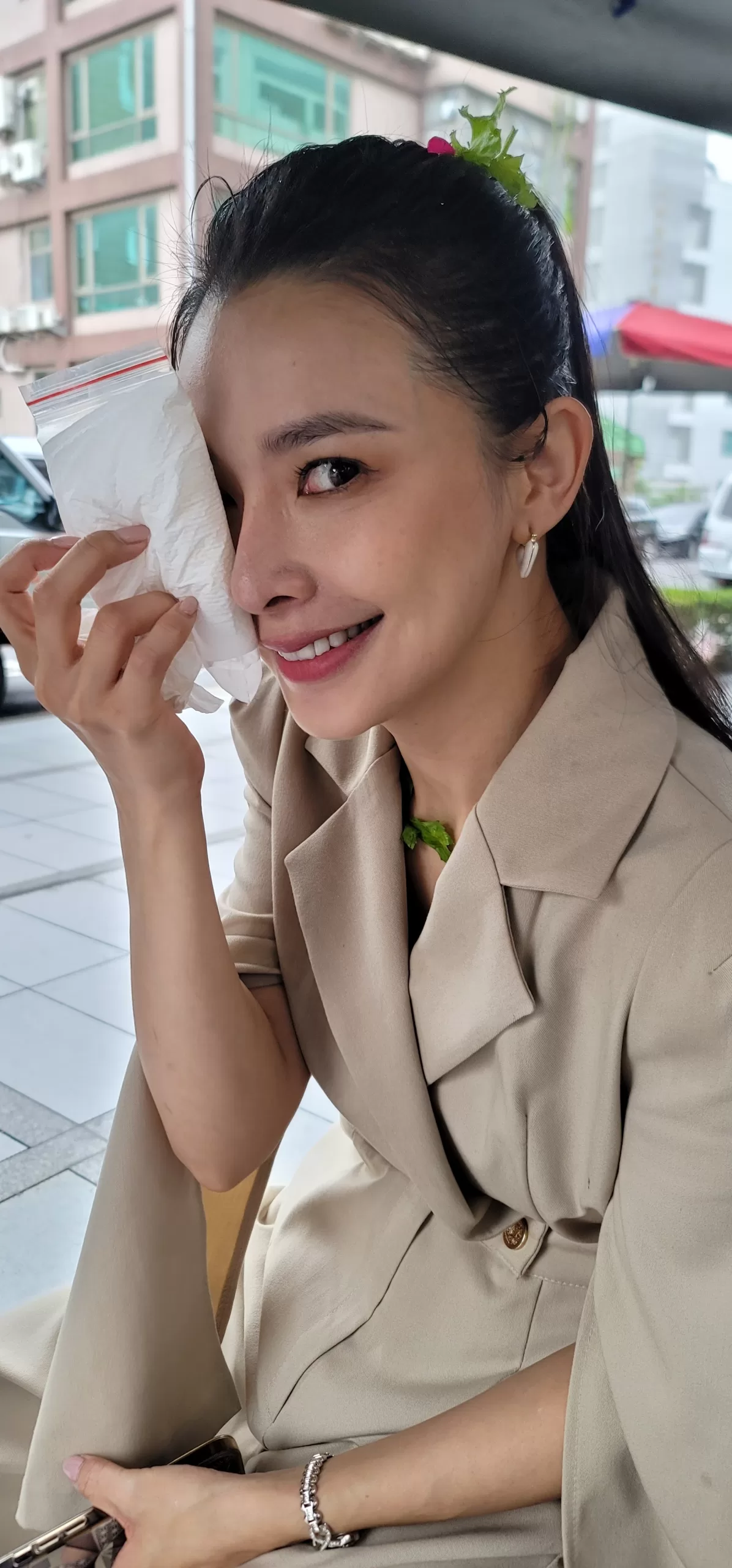 群眾抗議遭水球砸臉　吳婉君臉腫起紅疹