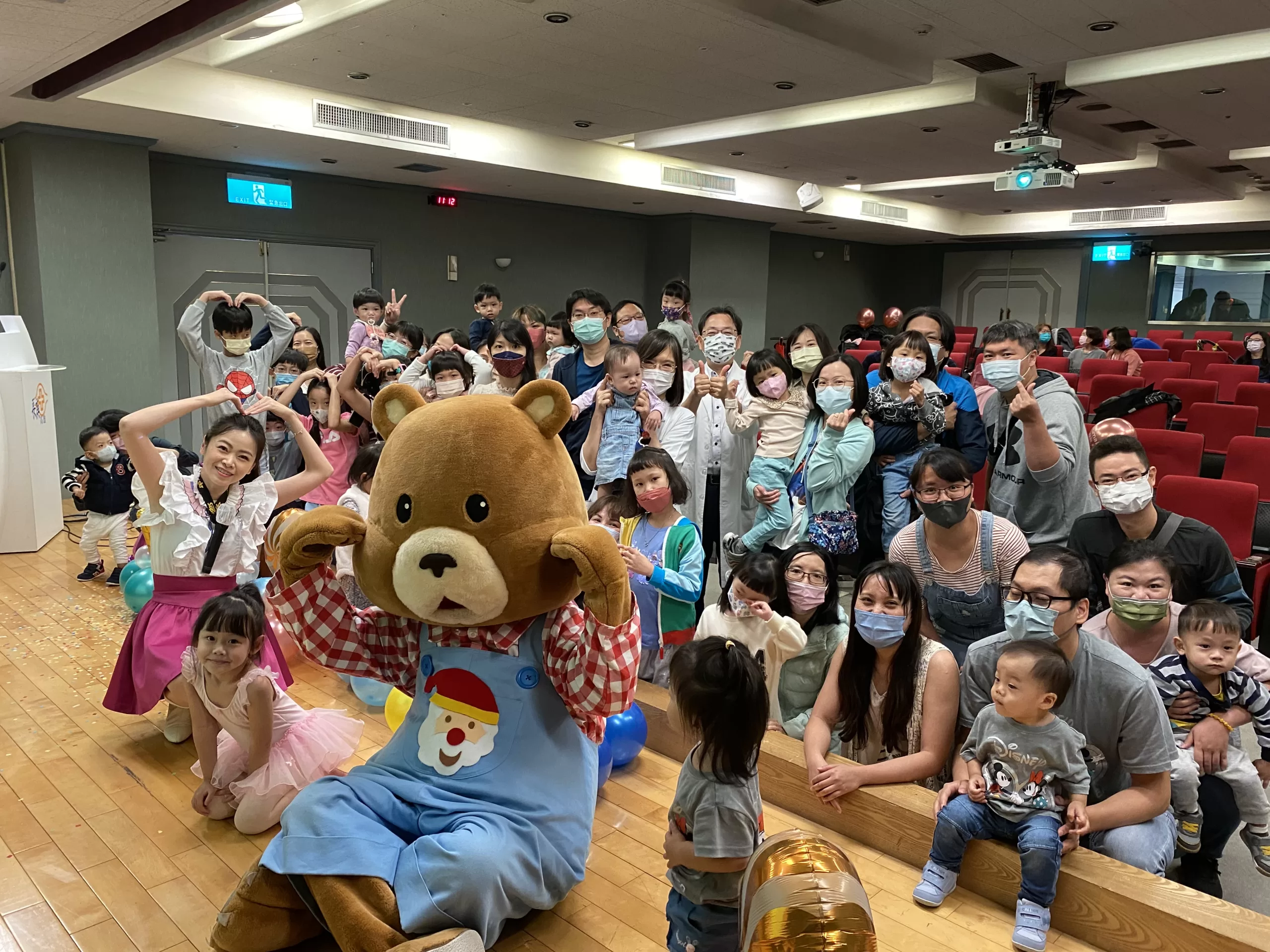 瑋瑜姐姐主持高雄長庚「早產兒回娘家」　4歲女領舞不怯場