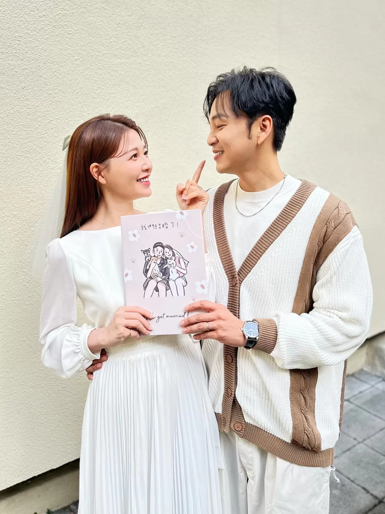 謝京穎、張書偉登記結婚！甜喊「攜手走過世紀」