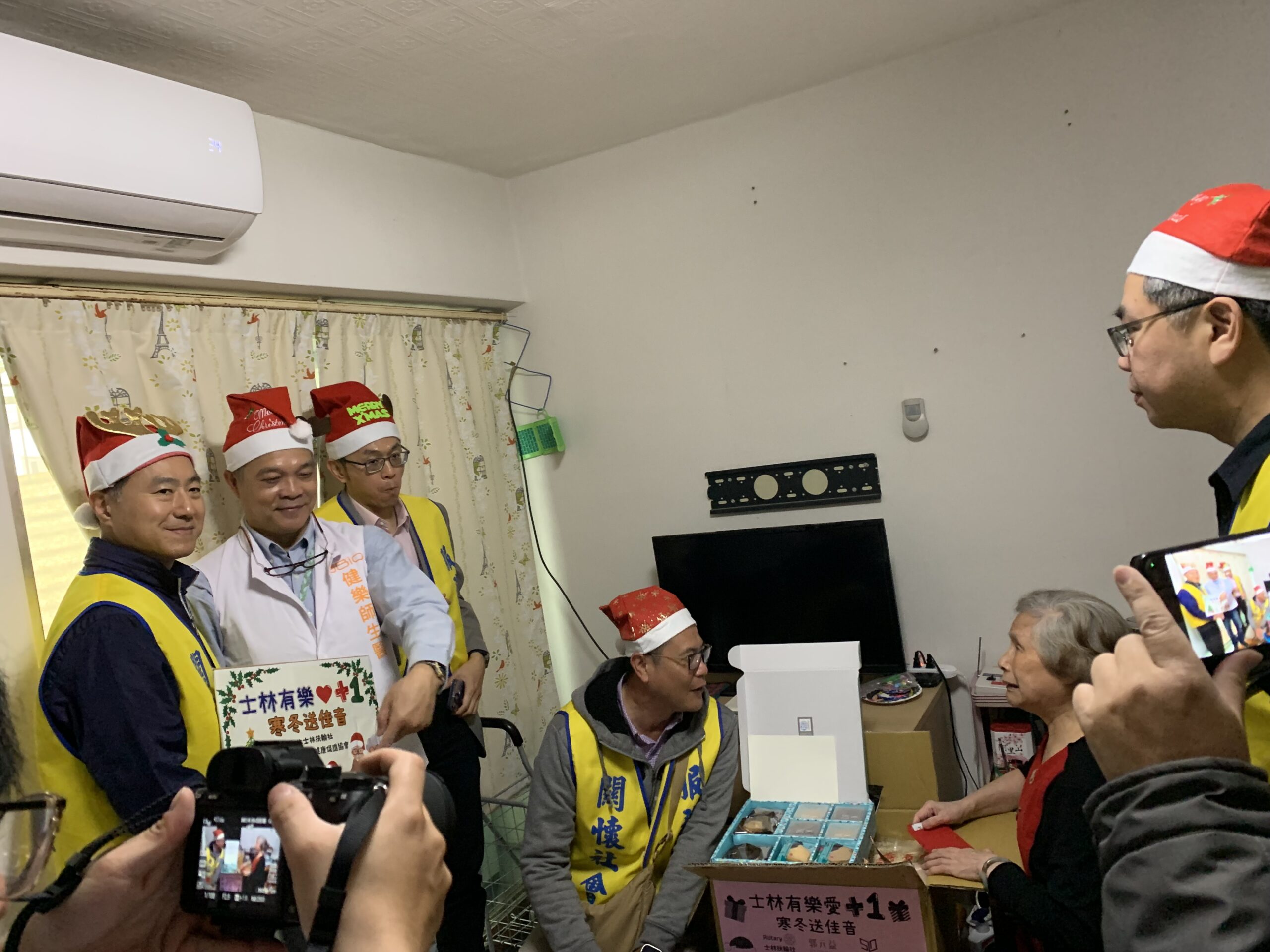 影音/台北士林扶輪社與中華有樂協會寒冬送暖 受助長者、家庭直呼好感謝 影音/台北士林扶輪社與中華有樂協會寒冬送暖 受助長者、家庭直呼好感謝
