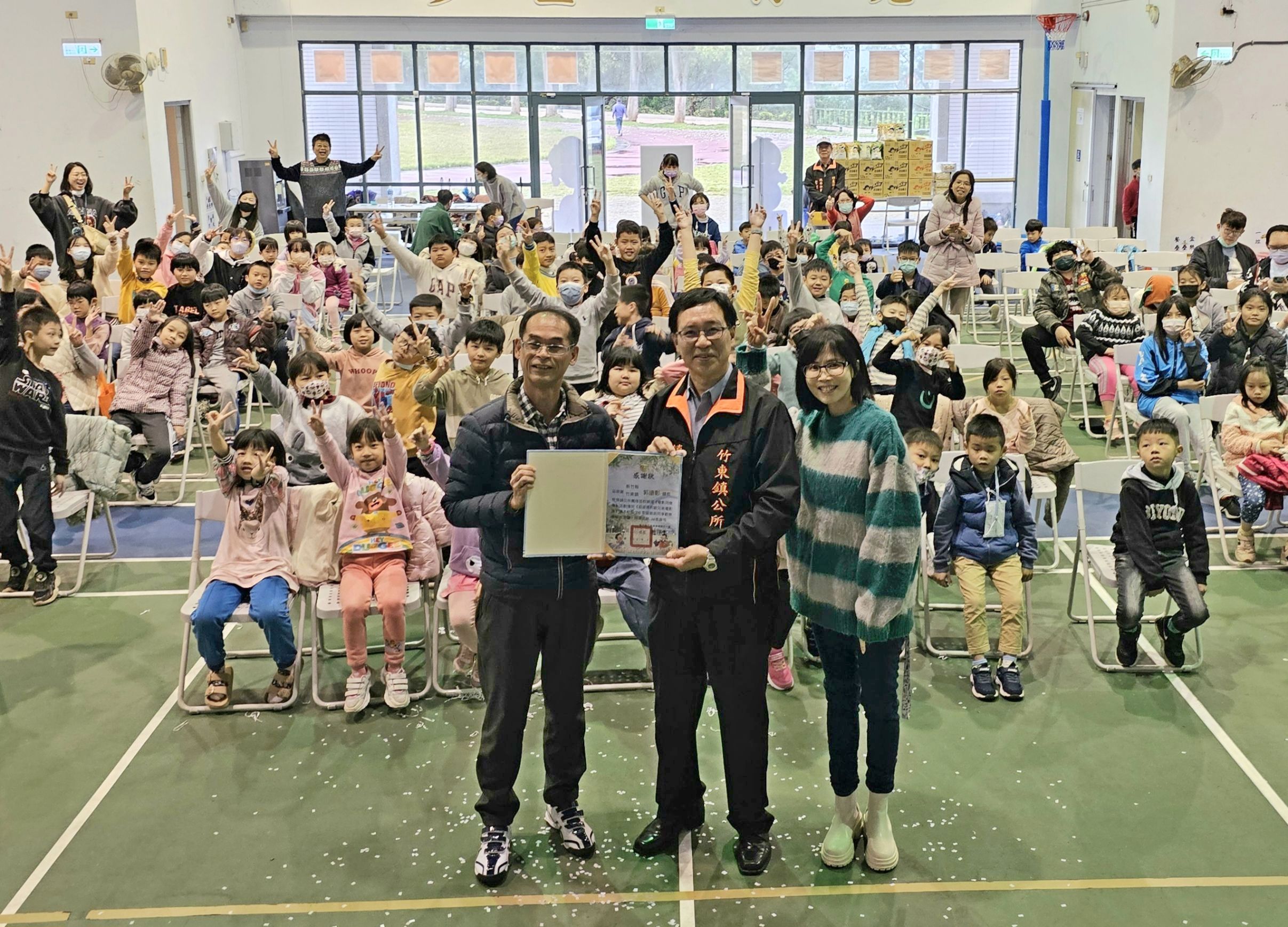 竹東校園電影同樂會列車開抵員崠國小 全校師生開心看電影