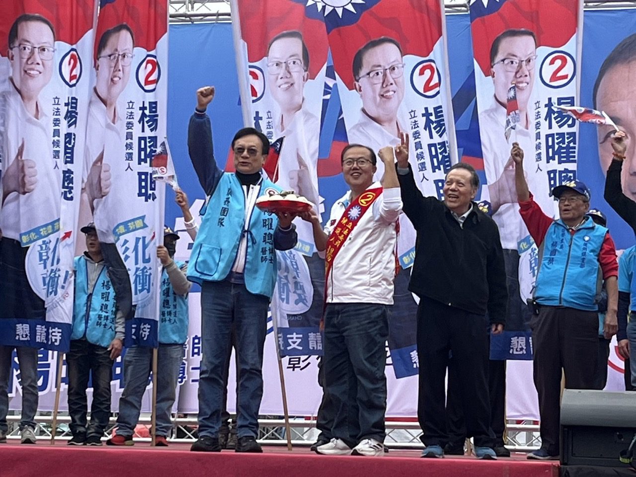第二選區2號楊曜聰造勢大會寒風中氣勢強大 近萬人相挺 第二選區2號楊曜聰造勢大會寒風中氣勢強大 近萬人相挺