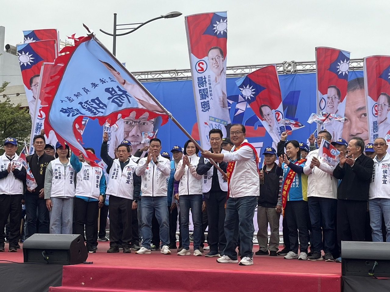 第二選區2號楊曜聰造勢大會寒風中氣勢強大 近萬人相挺 第二選區2號楊曜聰造勢大會寒風中氣勢強大 近萬人相挺