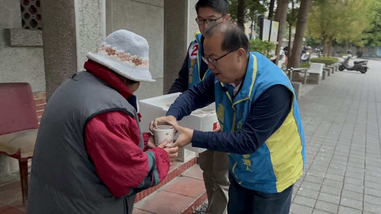 冷風嗖嗖　楊曜聰寒冬送湯圓溫暖街友