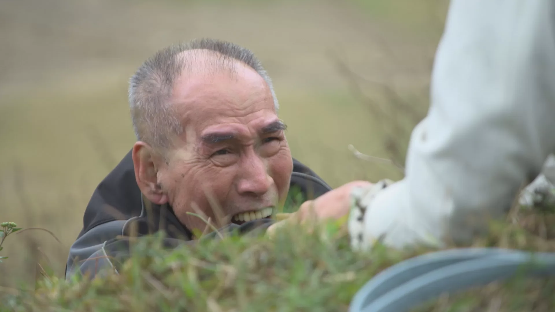 摔下懸崖重頭戲親自上陣　張柏舟割傷驚動劇組人員