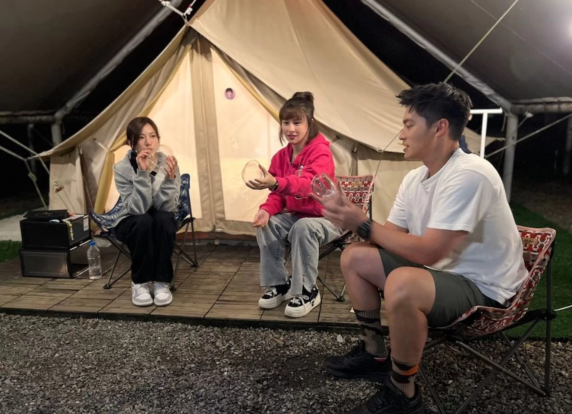 峮峮錄外景帶「伴睡娃娃」　王仁甫猛聞：有口水味