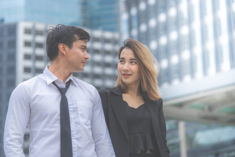 跟男生聊天的4個技巧-讓他對妳上癮、快速脫單！