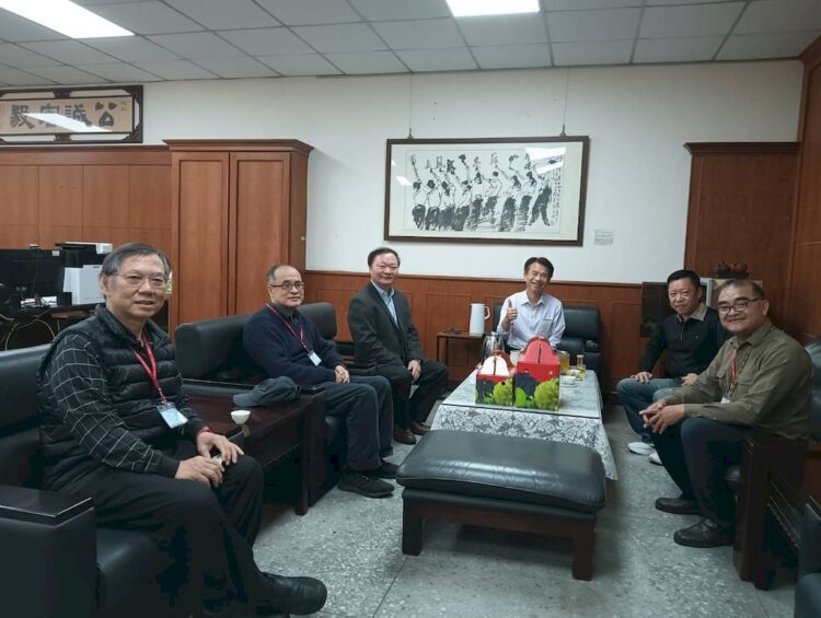 學測第二日高雄一考區試務順利 - 王政彥校長慰勉監試務人員 學測第二日高雄一考區試務順利-–-王政彥校長慰勉監試務人員