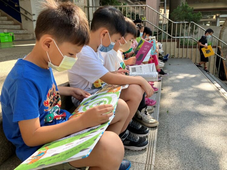 祥龍獻read迎新年-中市圖112年借閱數達1938萬冊創新高-榜首是這本