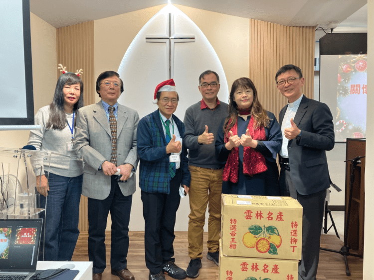 台灣長照醫學會理事長劉伯恩與善心企業人士一起推動台灣農產品產銷發展計劃