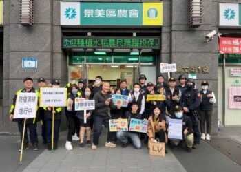 年關近　文二警防搶演練「假人挑戰」超吸睛