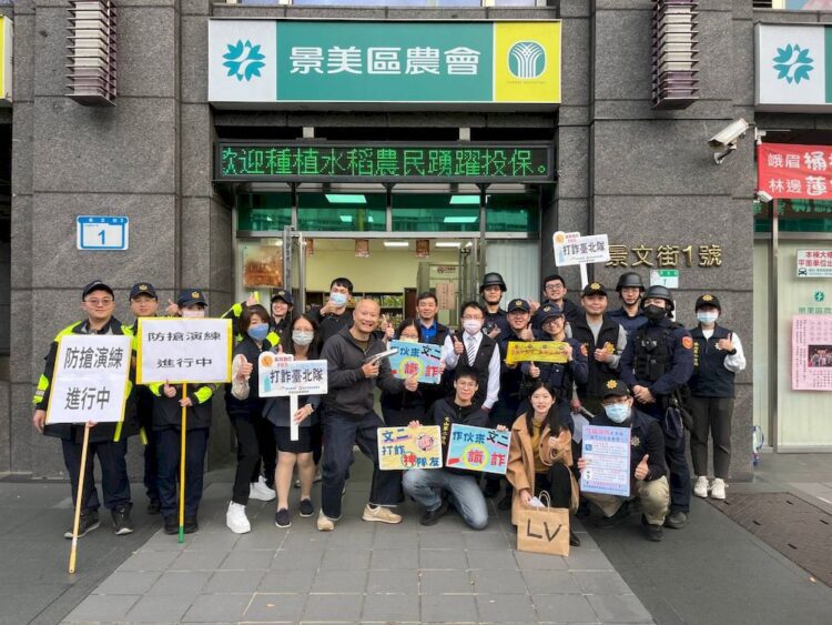 年關近　文二警防搶演練「假人挑戰」超吸睛