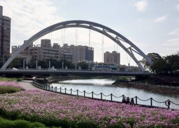 高雄水岸萬花迎龍年