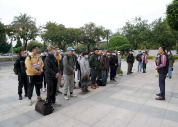 屏東縣軍人服務站袁光武專員歡送陸軍192軍訓役入營宣導