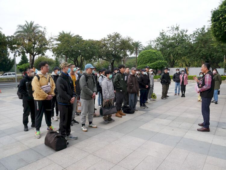 屏東縣軍人服務站袁光武專員歡送陸軍192軍訓役入營宣導