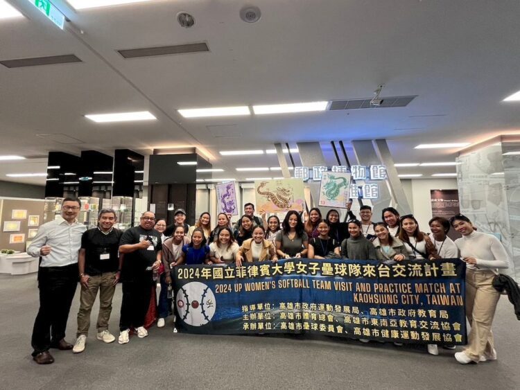 台菲女壘友誼交流-郵情明信片刻感動-國立菲律賓大學女子壘球隊參訪郵政博物館高雄館