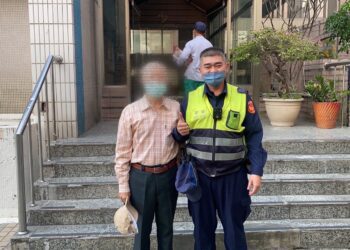 失智翁外出迷航　楠梓暖警助返家