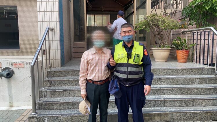 失智翁外出迷航　楠梓暖警助返家