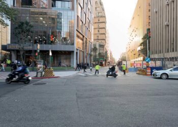 春節南門市場湧人潮-中正二警察守護民眾行的安全