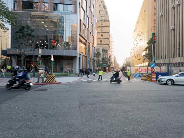 春節南門市場湧人潮 中正二警察守護民眾行的安全 春節南門市場湧人潮-中正二警察守護民眾行的安全