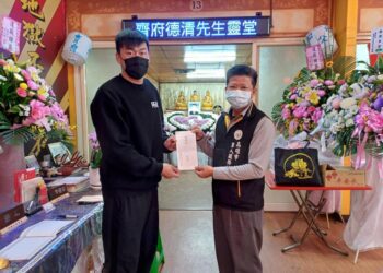 高雄市軍人服務站長吳俊一-慰問海軍齊中士喪父之痛