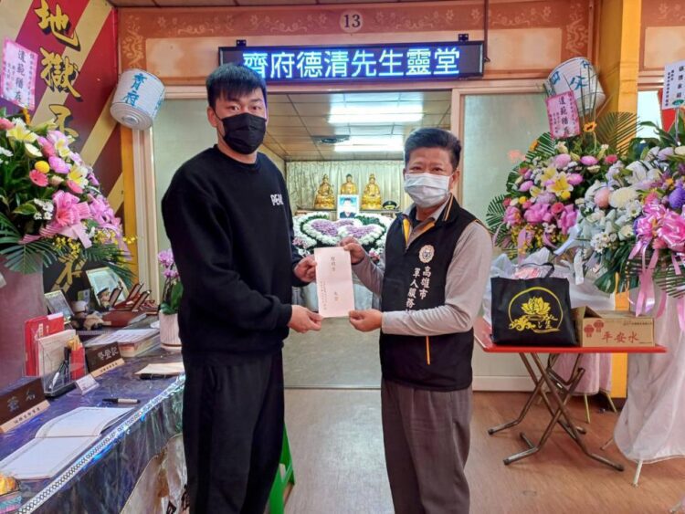 高雄市軍人服務站長吳俊一-慰問海軍齊中士喪父之痛