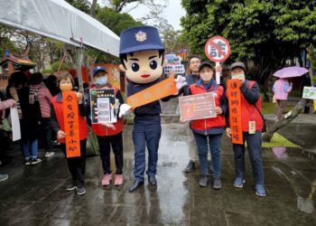 孔廟行春、龍來剪紙趣，北市少警隊伴少年「龍福招財-詐騙攏麥來」