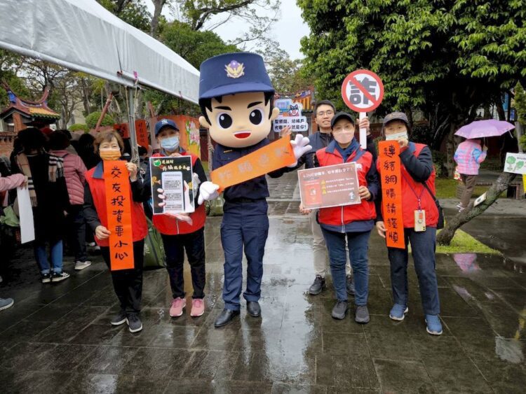 孔廟行春、龍來剪紙趣,北市少警隊伴少年「龍福招財 詐騙攏麥來」 孔廟行春、龍來剪紙趣,北市少警隊伴少年「龍福招財-詐騙攏麥來」