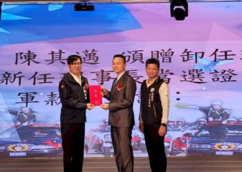 高雄市長陳其邁，致贈憲兵單位慰勞金，祝福春節快樂