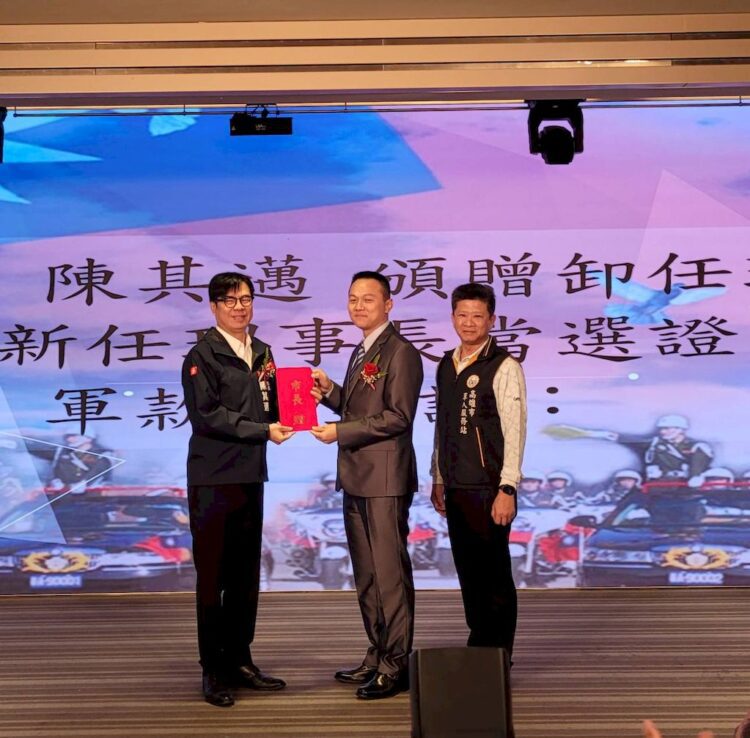 高雄市長陳其邁,致贈憲兵單位慰勞金,祝福春節快樂 高雄市長陳其邁,致贈憲兵單位慰勞金,祝福春節快樂