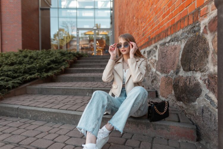 復古丹寧回歸 2024年牛仔褲7大流行元素 復古丹寧回歸-2024年牛仔褲7大流行元素