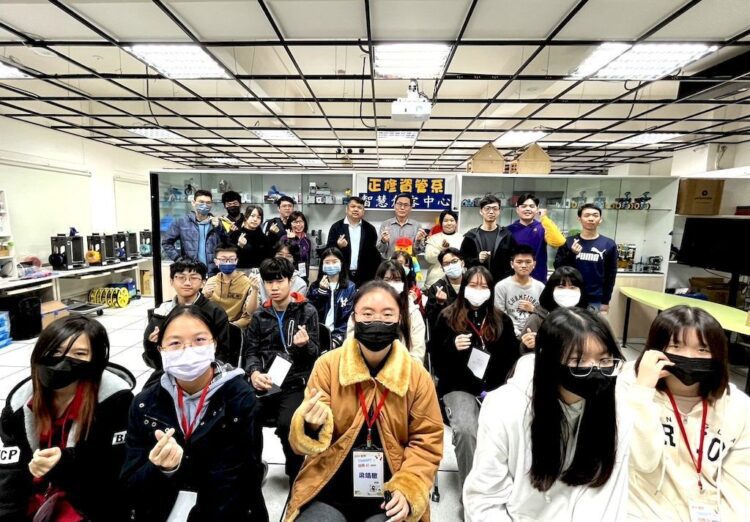 正修冬令營推廣專業收穫滿滿 - 唇唇遇凍神企直播玩出【酷炫】 正修冬令營推廣專業收穫滿滿-–-唇唇遇凍神企直播玩出【酷炫】