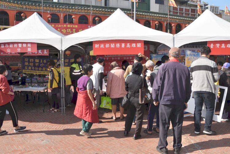 高雄關舉辦「祥龍倡廉潔．揮毫送春聯」與市民共同推動廉能海關