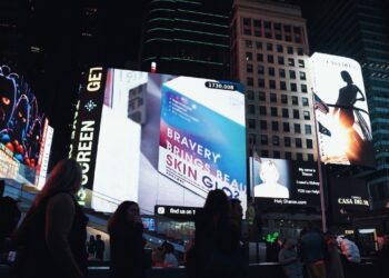 台灣之光！老牌代工生技公司二代轉型  登上紐約時代廣場大屏幕