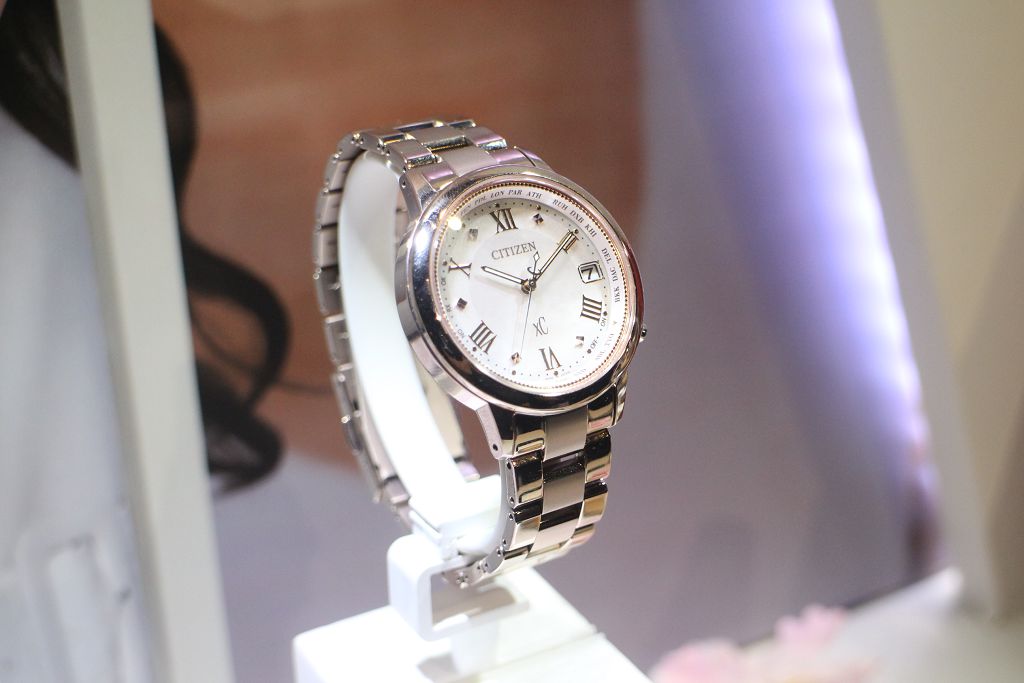 Hebe 田馥甄再代言 CITIZEN 精品女錶　新款登場以紅金色系配色迎龍年