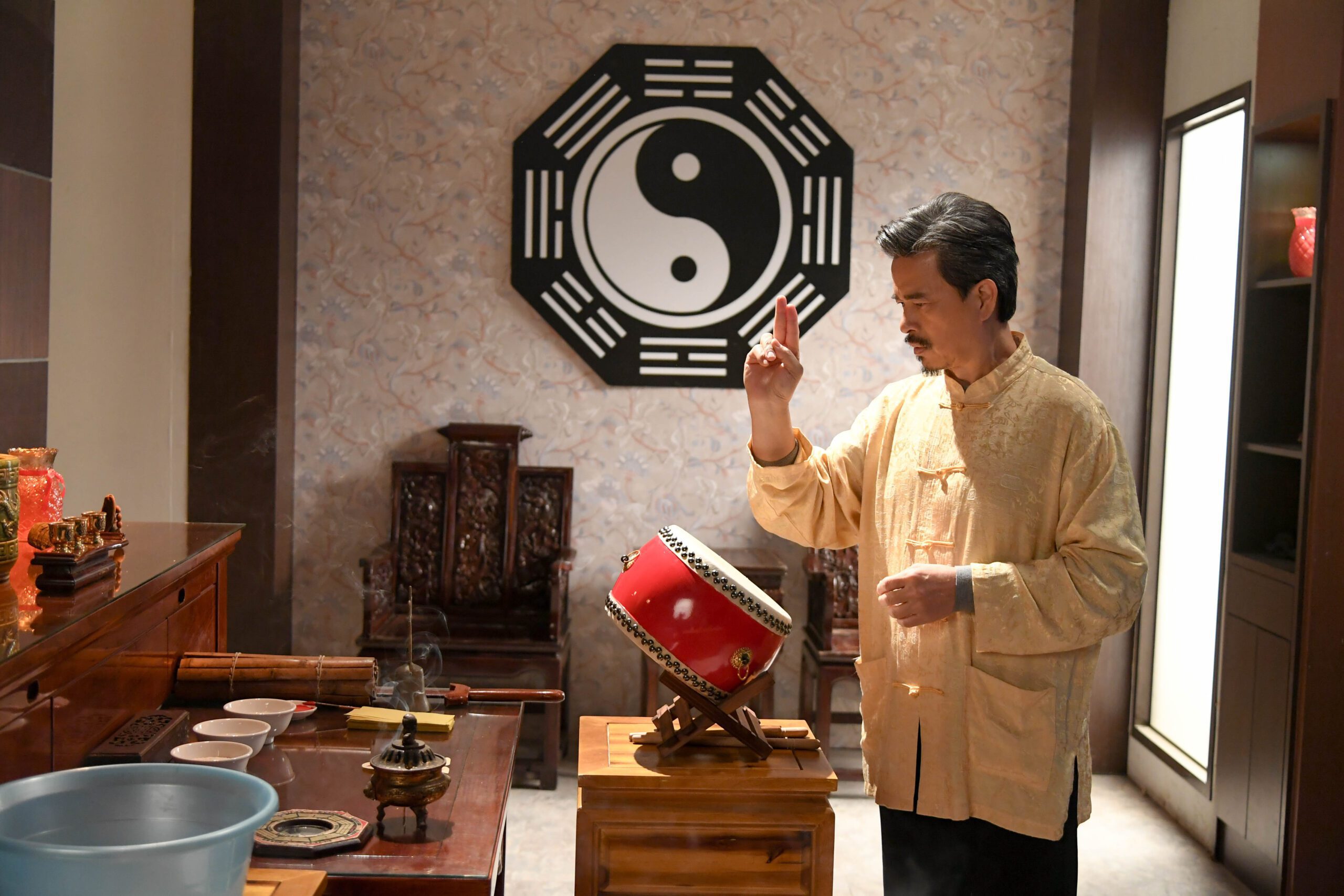 李興文飾邪派風水師　斬妖除魔架勢十足
