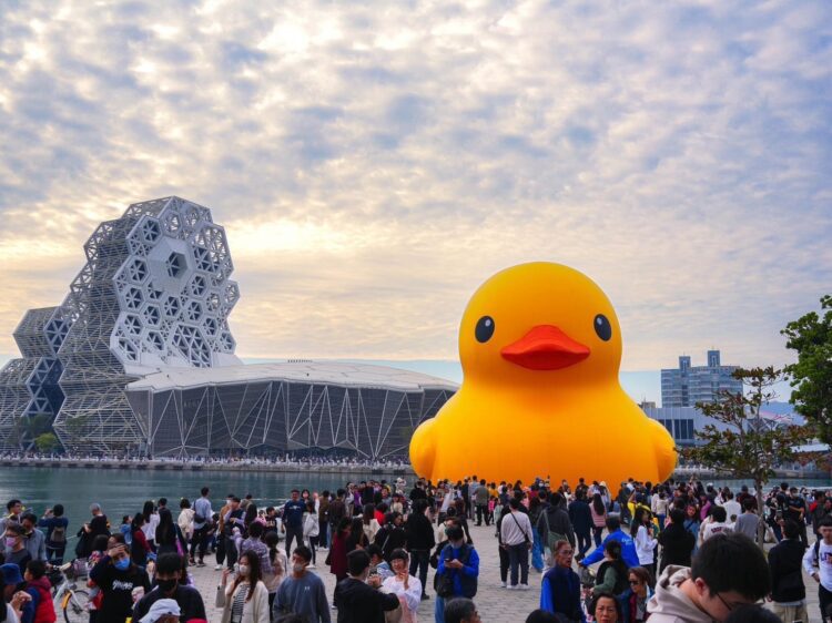 高雄冬季遊樂園吸引60萬人 超萌黃小鴨成焦點 高雄冬季遊樂園吸引60萬人 超萌黃小鴨成焦點