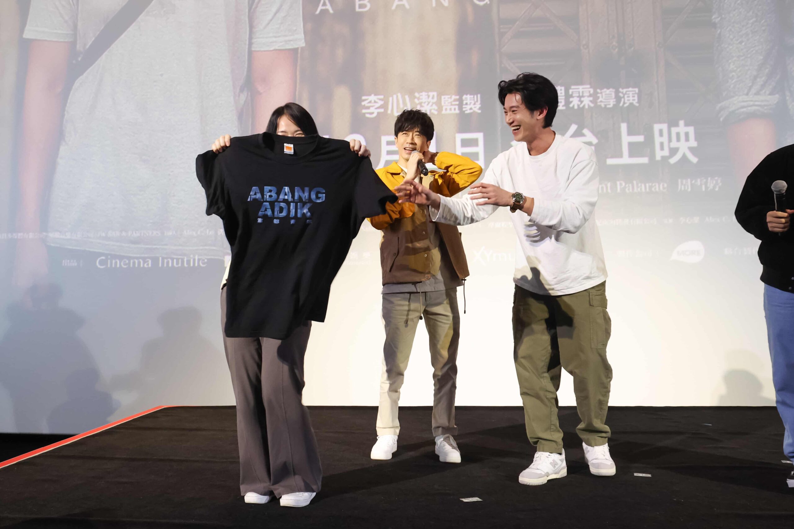 為《富都青年》當空中飛人　吳慷仁現場脫下送「原味T恤」謝粉絲
