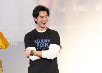 為《富都青年》當空中飛人　吳慷仁現場脫下送「原味T恤」謝粉絲