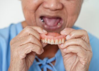 假牙配戴不當常嘴破？長期未改善小心罹患口腔癌？！