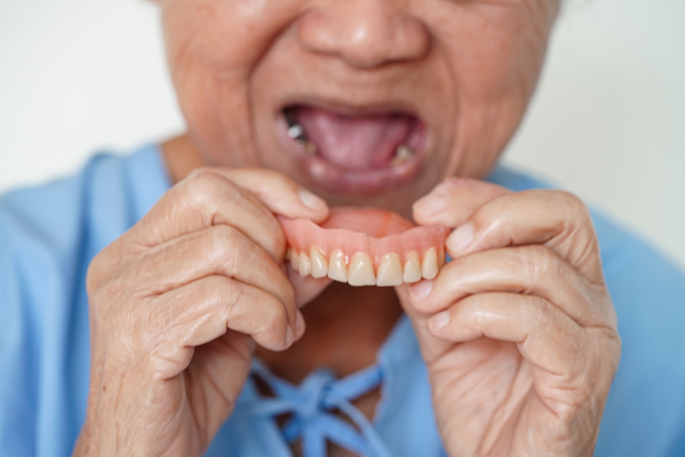 假牙配戴不當常嘴破？長期未改善小心罹患口腔癌？！