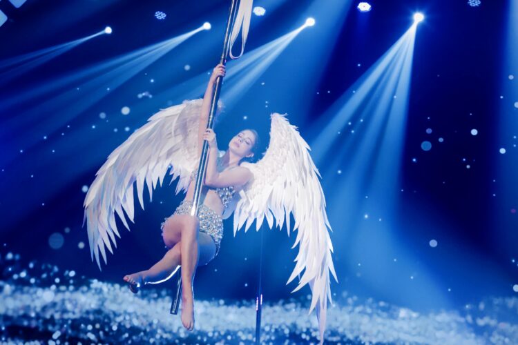 安妮化身天使挑戰「無重力高空鋼管」 絕美畫面曝光 安妮化身天使挑戰「無重力高空鋼管」 絕美畫面曝光