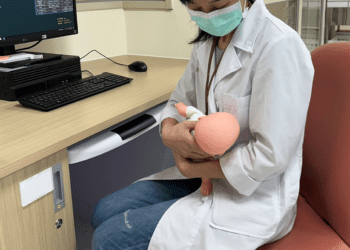 石頭奶又脹又痛怎麼解？醫籲：先以手擠出奶水緩解！