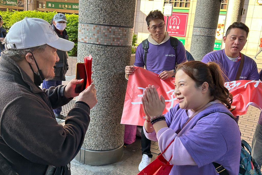 王子娘文教集團年節送暖　台北車站遊民開心領紅包