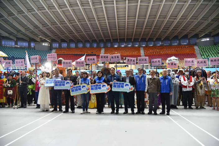 雲林縣府舉辦國際創意服裝竹杖健走秀　迎接2024國際友誼年