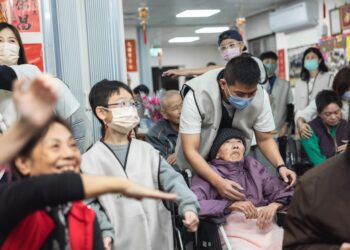 「大亮建築」關懷長者揚琴演奏老歌合唱不間斷