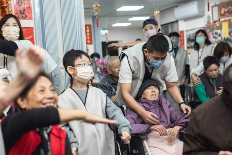 「大亮建築」關懷長者揚琴演奏老歌合唱不間斷